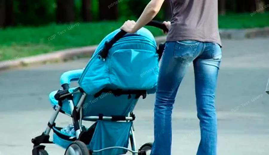 Чи прирівнюються до пішоходів особи, які везуть дитячий візок?