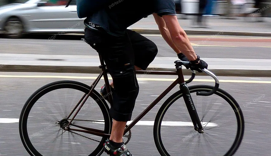 У місцях, де рух регулюється, велосипедисти повинні керуватися: