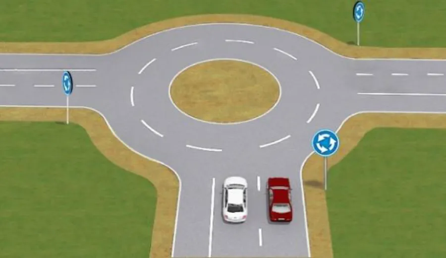 Хто з водіїв правильно зайняв смугу для повороту у разі в’їзду на перехрестя, де організовано круговий рух?