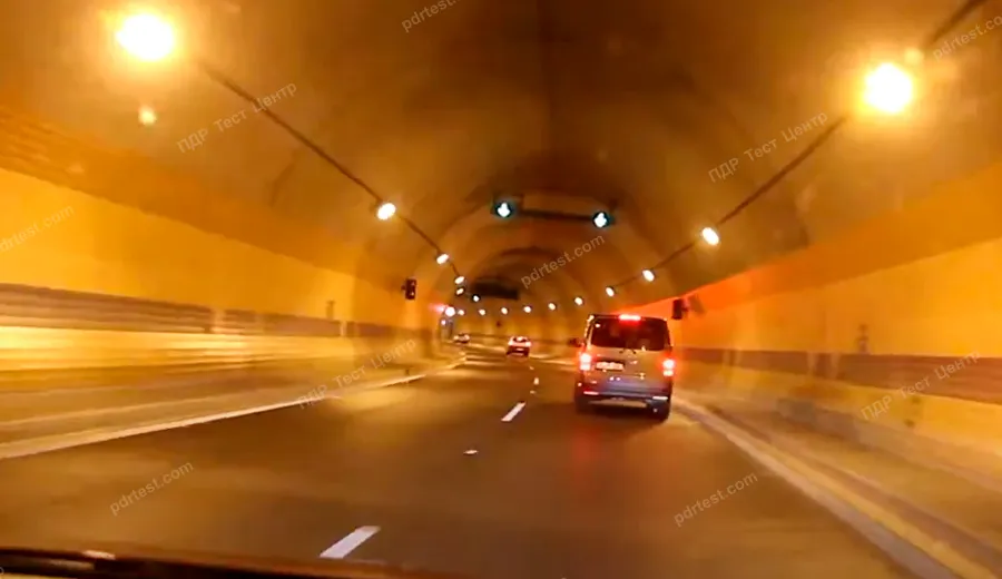 У якому випадку дозволено виконати розворот під час руху тунелем?