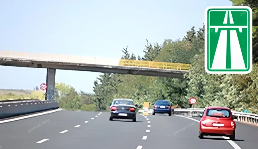 Під час руху на автомагістралі водій червоного автомобіля пропустив поворот праворуч. Чи дозволено йому рухатись заднім ходом, якщо позаду немає транспортних засобів?