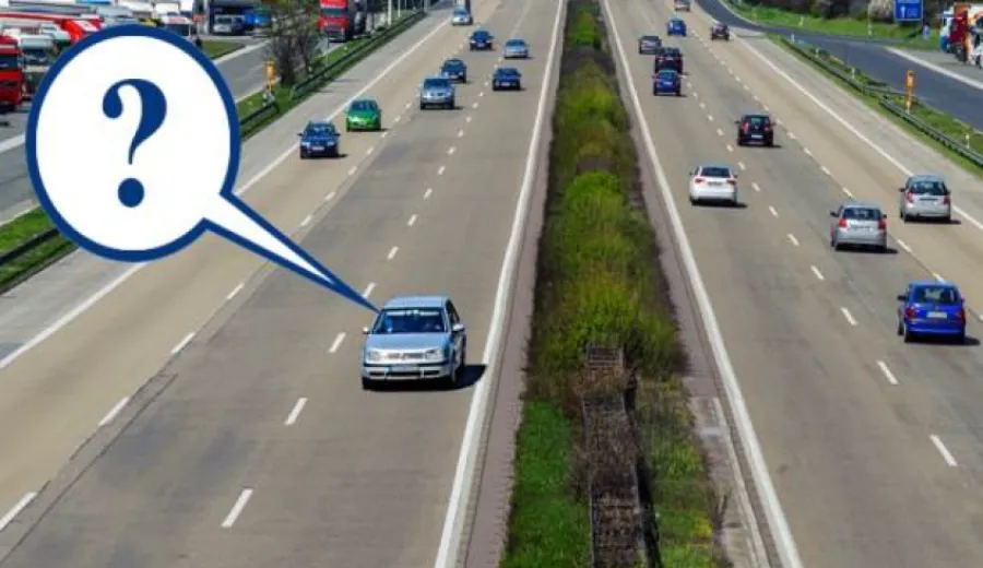 За яких умов водієві легкового автомобіля дозволено рух по крайній лівій смузі на дорозі з розділювальною смугою?