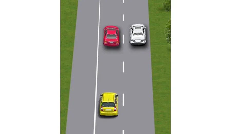 Чи дозволено водієві жовтого автомобіля виконати обгін у цій ситуації?