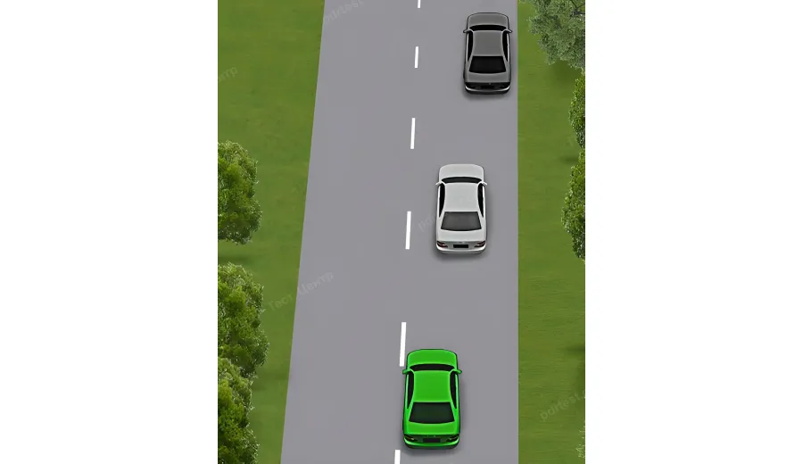 Що в даній ситуації повинен зробити водій зеленого автомобіля перед тим, як почати обгін?