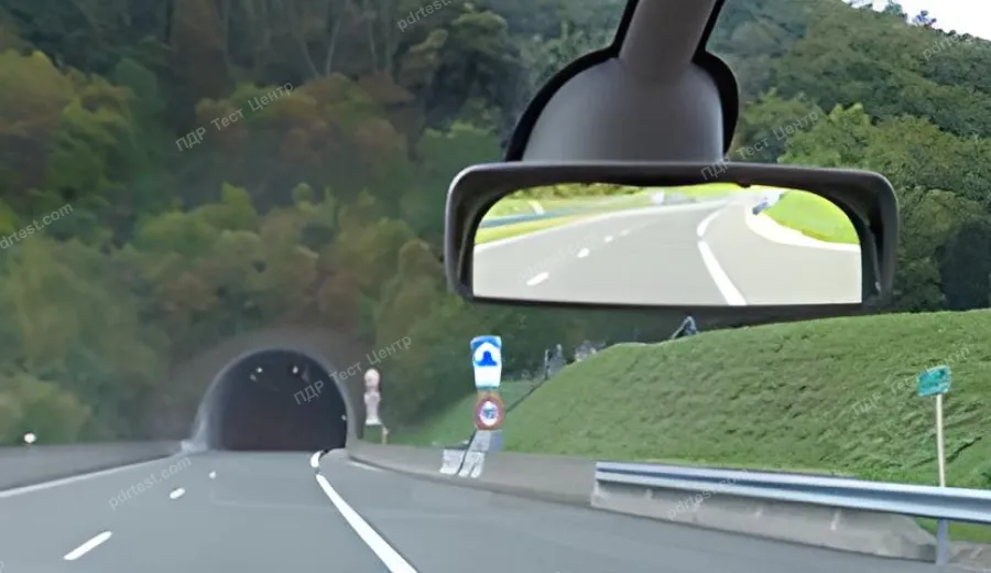 Під час руху тунелем у світлу пору доби водій транспортного засобу має право виконувати обгін:
