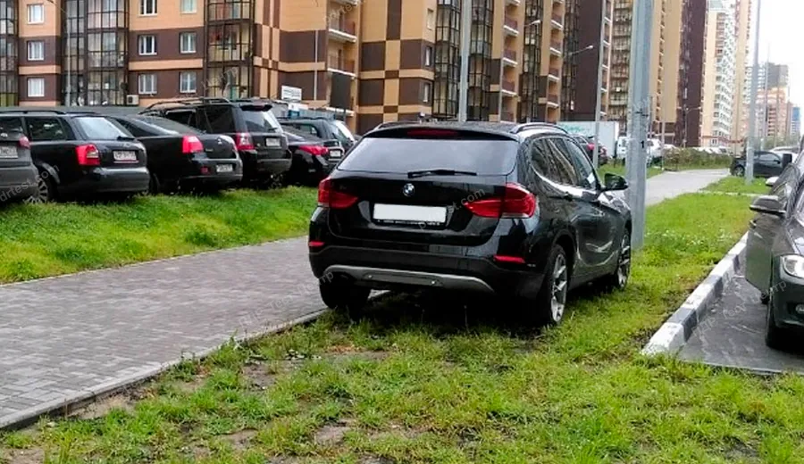 Чи дозволена стоянка автомобіля в цьому місці?