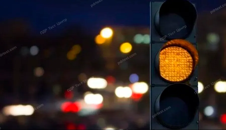 Ви повинні керуватись правилом проїзду нерегульованих перехресть та установленими на перехресті відповідними дорожніми знаками, якщо наближаєтесь до світлофора, який працює в режимі миготіння жовтого сигналу?