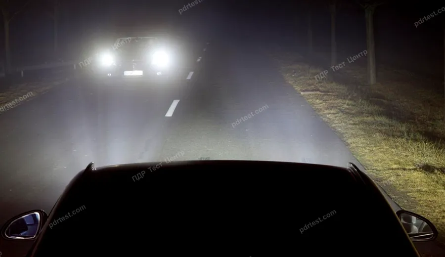 Вночі, коли Ви наближаєтеся до зустрічного транспортного засобу, Ви увімкнете фари дальнього світла, щоб Ваш автомобіль було краще видно: