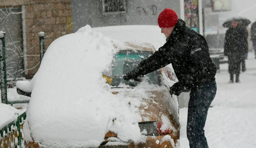 Чи потрібно зчистити сніг із даху авто перед початком руху взимку?