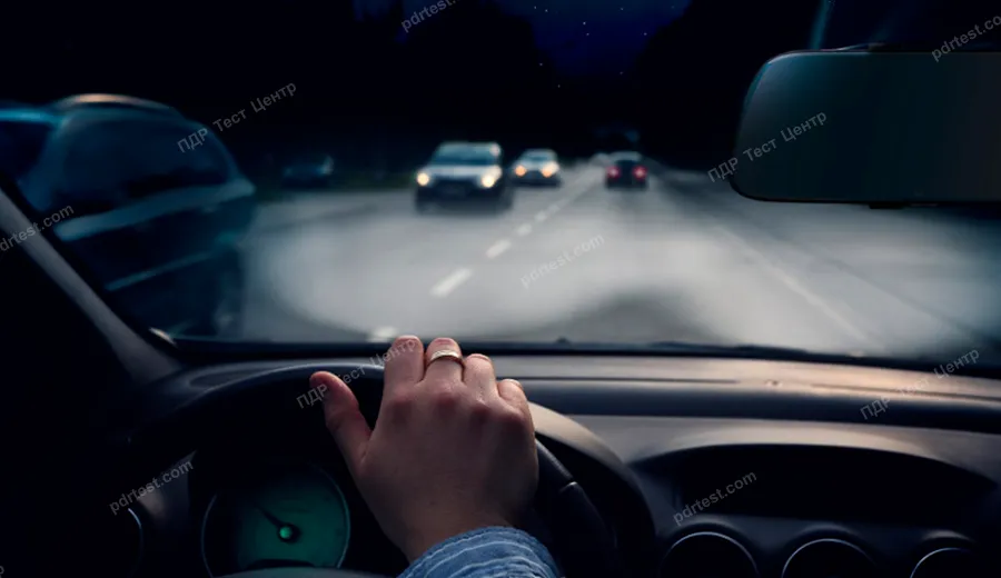 Водіння вночі є безпечнішим, ніж водіння в денний час, оскільки на дорозі відносно невелика кількість автомобілів?