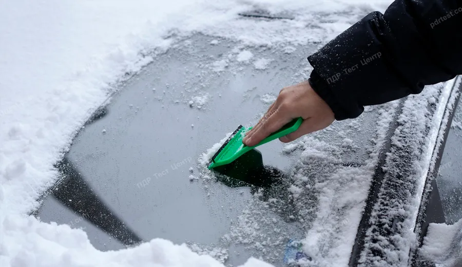 Для того щоб розпочати рух взимку достатньо очистити лобове скло автомобіля: