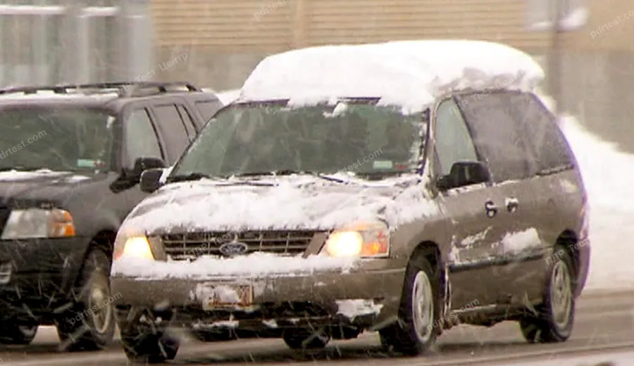 Чому небезпечно залишати дах автомобіля не очищеним від снігу взимку?