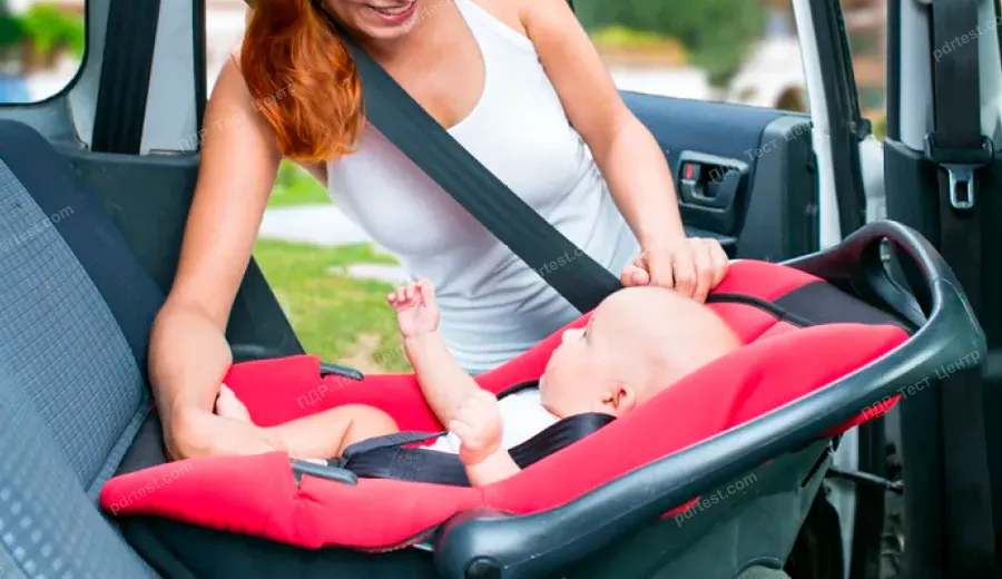 Садити дитину в авто потрібно з боку: