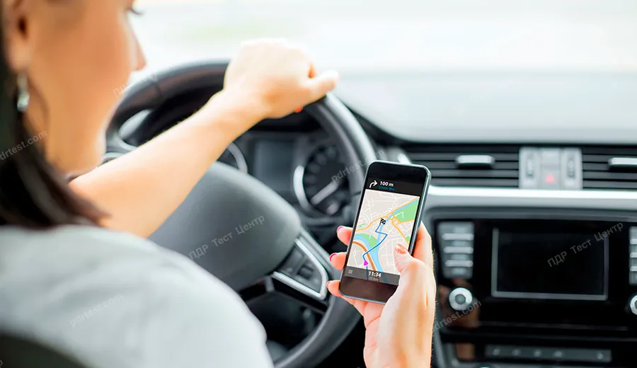 Під час руху водію транспортного засобу дозволяється використовувати свій смартфон для використання навігації (GPS):