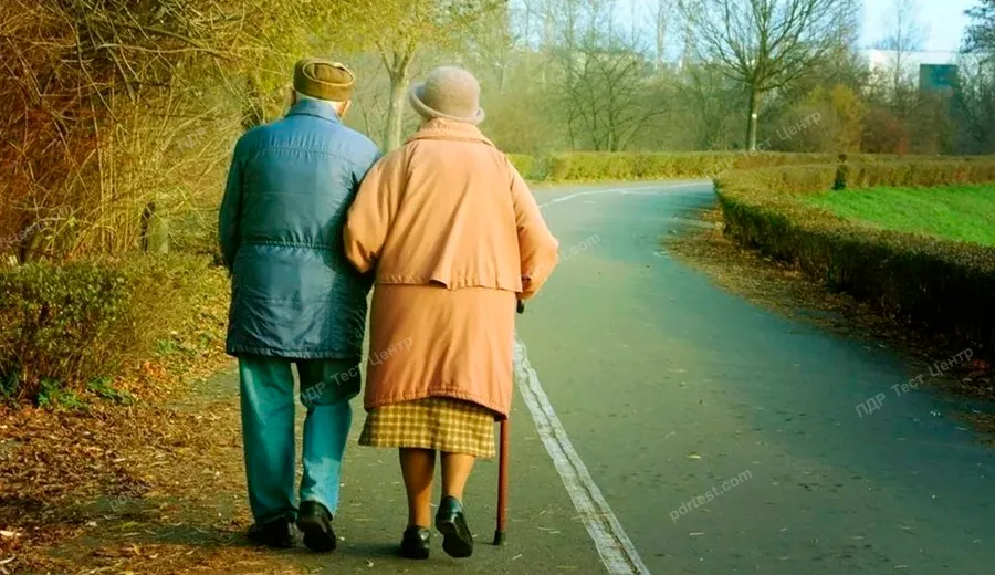 Коли Ви бачите людей похилого віку на дорозі або біля неї, Вам необхідно: