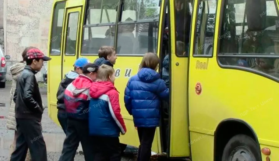 Як ви повинні вчинити в ситуації, наближаючись до автобуса, який виконує посадку або висадку організованих груп дітей?