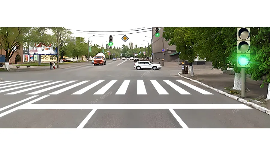 Якщо Ви рухаєтесь прямо на зелений сигнал світлофора, чи потрібно Вам зменшити швидкість у даному випадку?