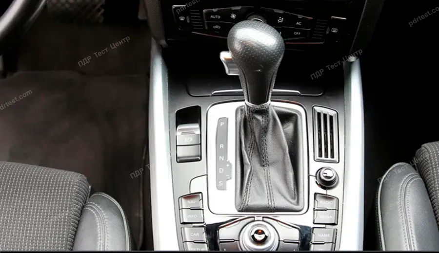 На автомобілі з автоматичною коробкою передач щоб зняти автомобіль з позиції P необхідно натиснути педаль гальма: